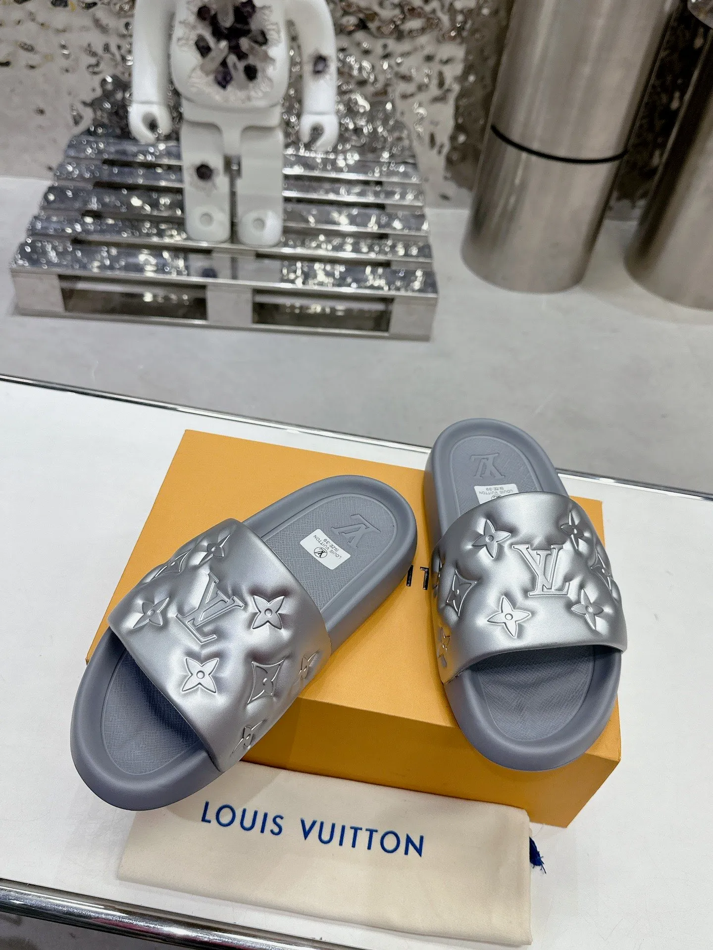 [L Home] P: 280💰 ▪️Shoe size: Women's 35-40 Men's 38-46▪️Packaging: Counter top quality~original packaging 𝟐𝟎𝟐5 Louis Vuitton counter's new embossed slippers, lv monogram embossed slippers, Waterfront sandals are back with a new look, and the upper buckle is embossed with lv's iconic Monogram pattern. Made of waterproof rubber with a comfortable and resilient insole. The lightweight, flexible outsole is embossed with the Louis Vuitton logo. ▪️Fabric: Original molded rubber foam surface ▪️Technology: embossed logo ▪️Sole: Original molded rubber foam outsole ▪️Sole thickness: 3CM.